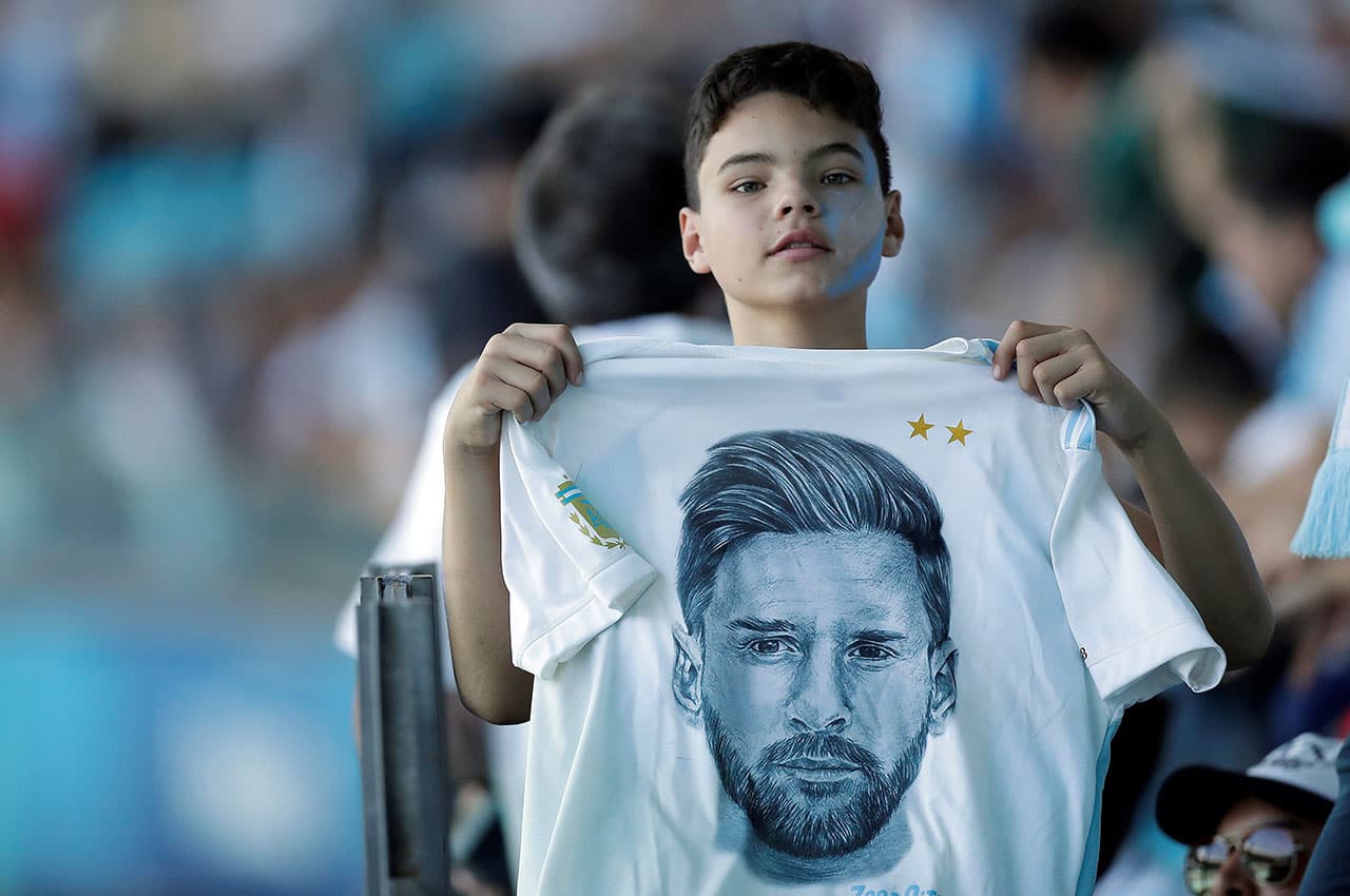 Los fanáticos de la Albiceleste confían en Lionel Messi para que Argentina logre la clasificación contra Catar en la Arena do Gremio de Porto Alegre.