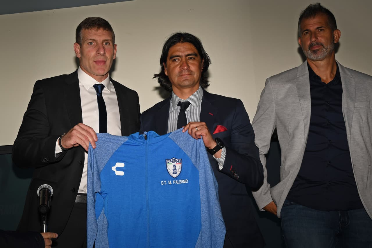 El argentino Martín Palermo ya siente como propios los colores del Pachuca en su presentación oficial como técnico del equipo para el Clausura 2019.