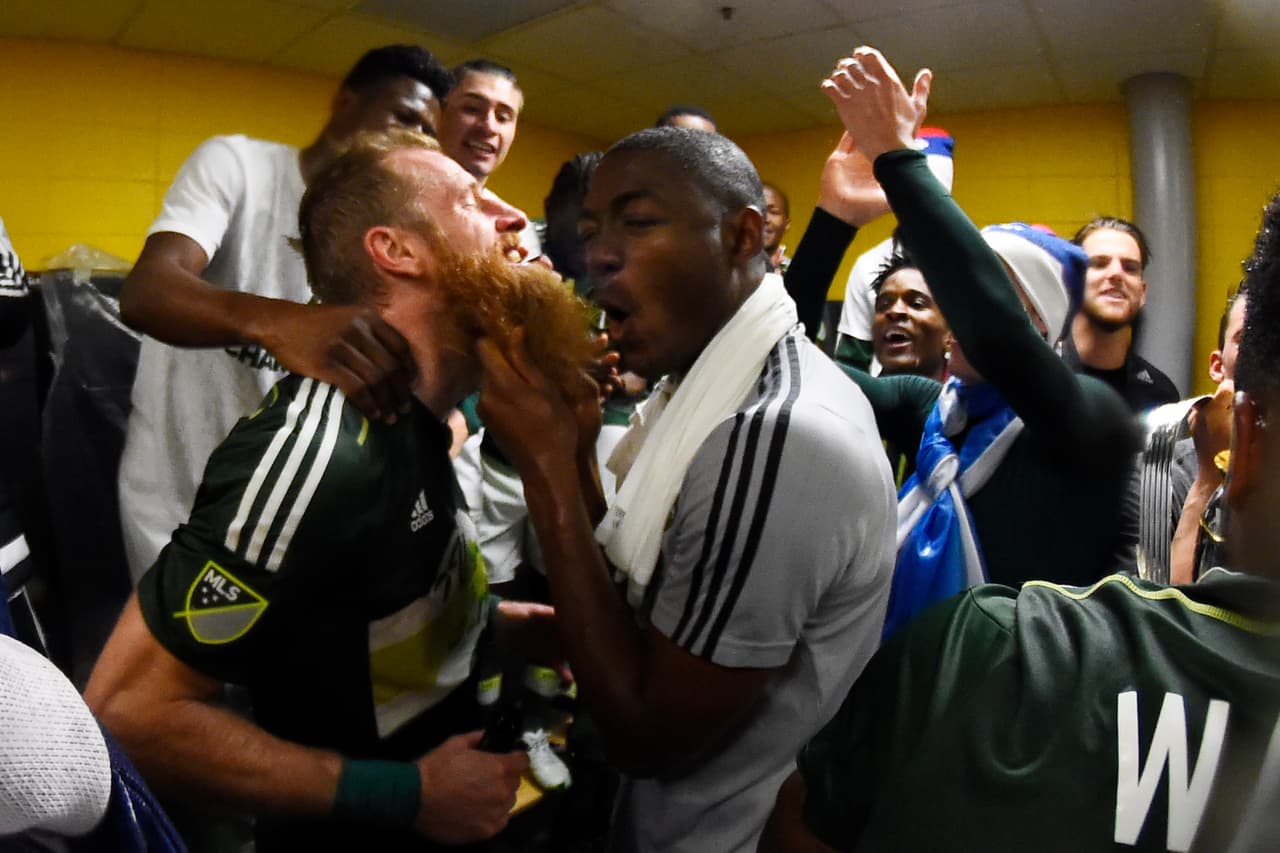 Al parecer la barba colorada de Borchers trae suerte. Darlington Nagbe hacer una bendición antes del ritual de las tijeras.
