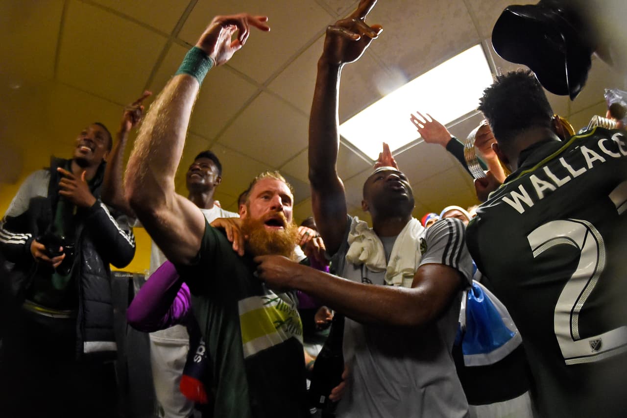 El barbudo celebró con sus compañeros en la intimidad del vestuario y tuvo que cumplir con algunas promesas...