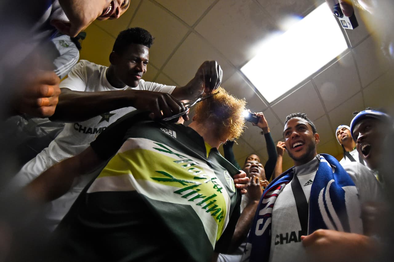 El colombiano Dayron Asprilla tomó la iniciativa y se quedó con un trozo de vello facial del defensor.