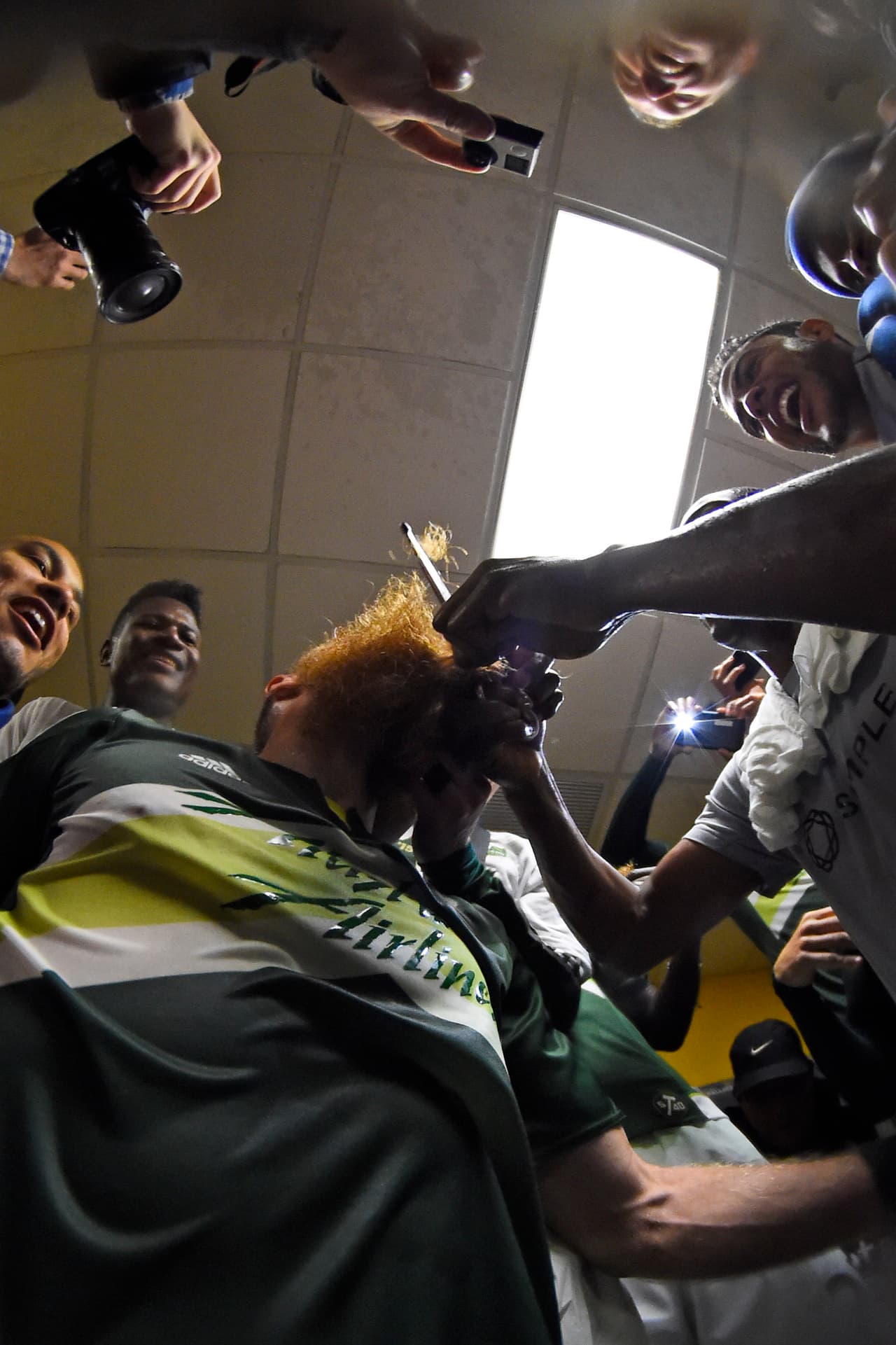 El primer corte y todos los flashes en el vestuario visitante. Los compañeros se turnarán para usar las tijeras.