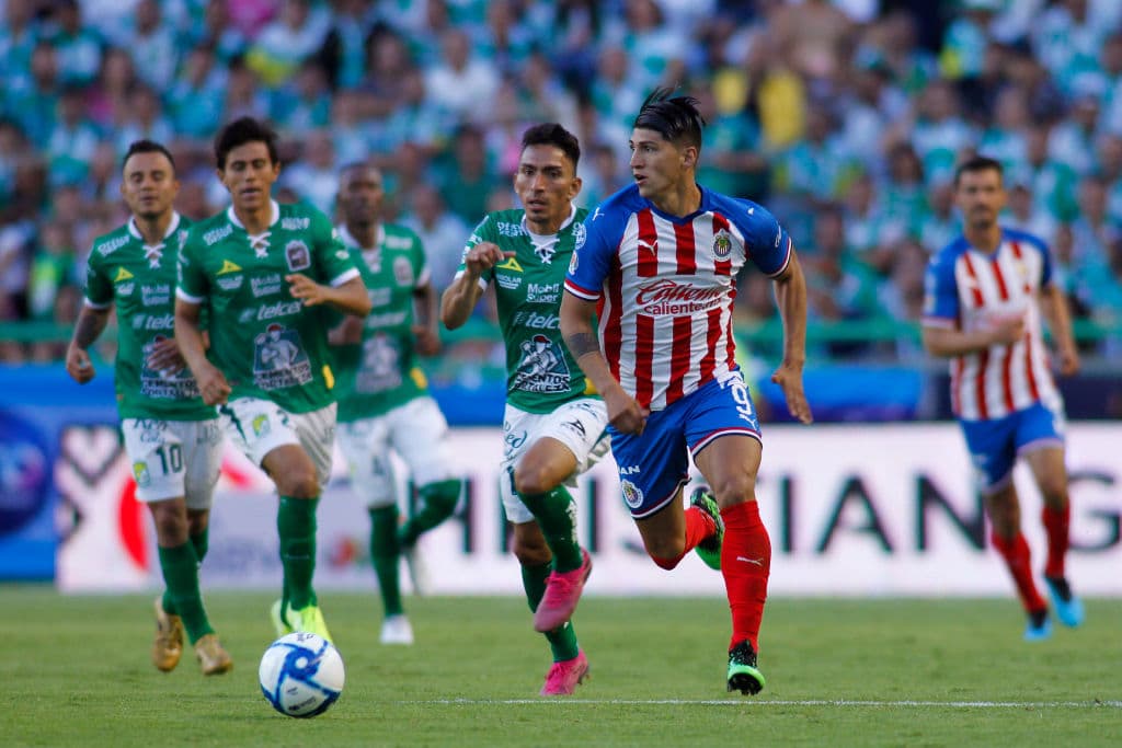 Alan Pulido hizo doblete ante León, pero Chivas perdió.