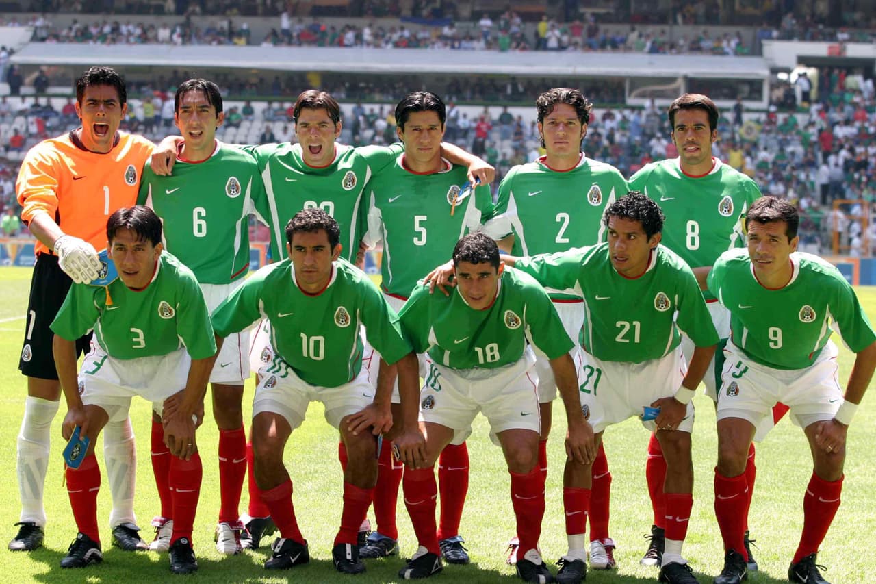 <b>2003. </b>Arriba: Oswaldo Sánchez, Fernando Salazar, Rafael García, Ricardo Osorio, Omar Briseño, Pavel Pardo. Abajo: Octavio Valdez, Sinha, Salvador Carmona, Jesús Arellano, Jared Borgetti.