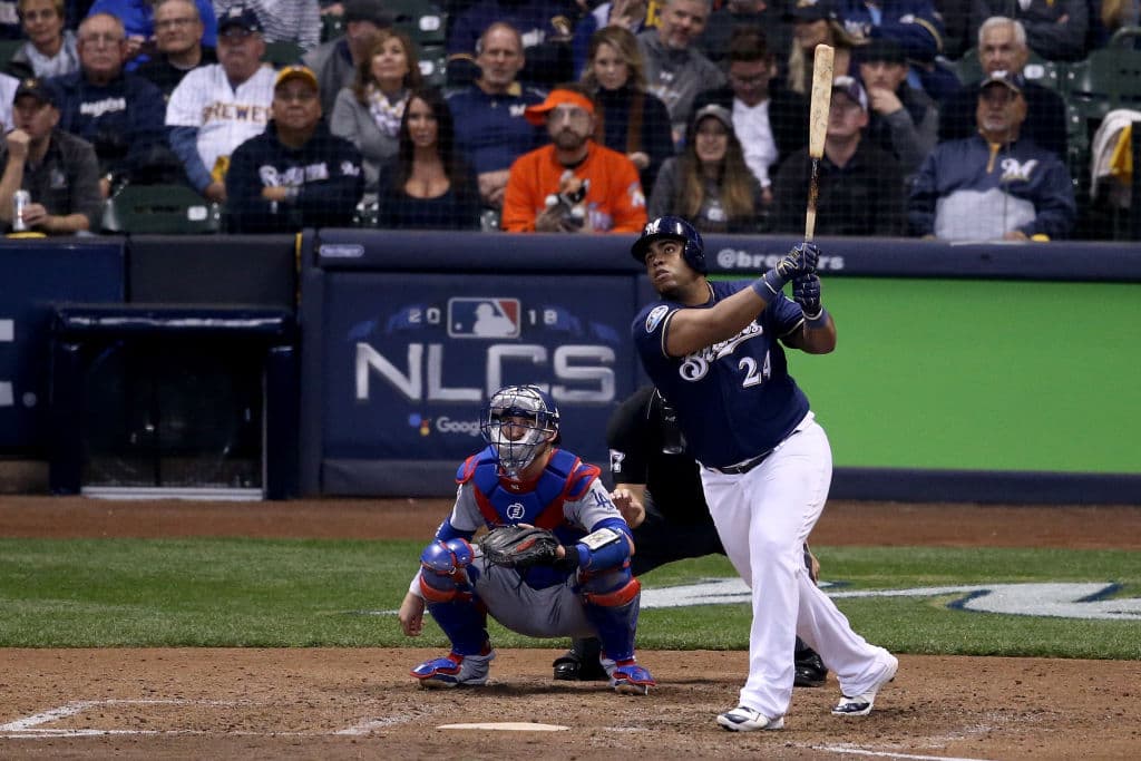 El primera base venezolano Jesús Aguilar conectó otro cuadrangular solitario para anotar la sexta carrera de los Brewers en la séptima entrada.