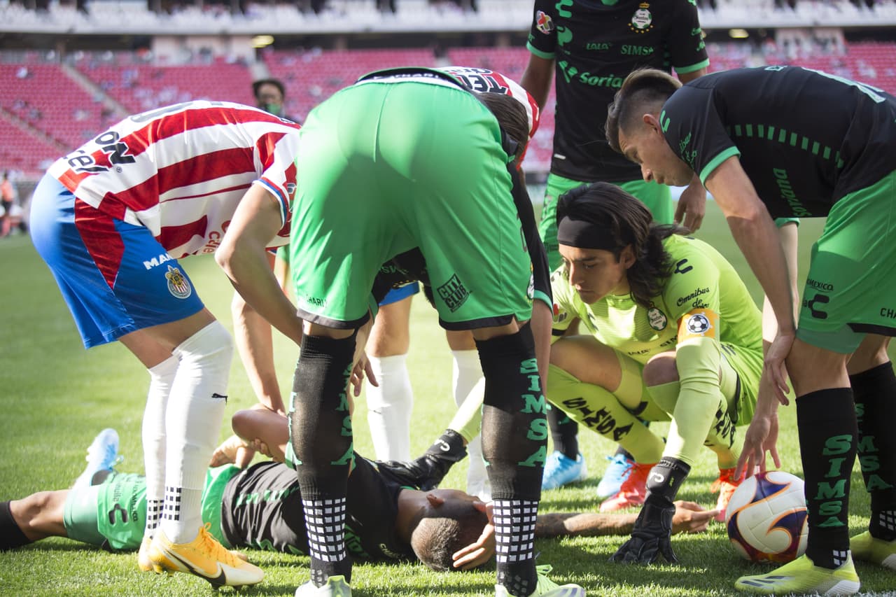 Ronaldo Prieto sufre esguince cervical por golpe de balón