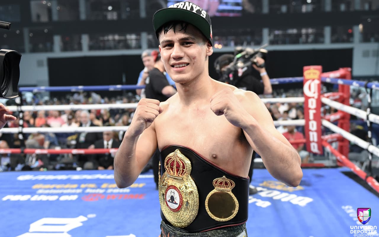 En la pelea coestelar de la noche, el campeonato supergallo de la Asociación Mundial de Boxeo (AMB), Daniel Roman le quitó el invicto al mexicano Moisés 'Chucky' Flores por amplia decisión unánime. Las tarjetas fueron de 116-112, 118-110 y 120-108 para el campeón.
