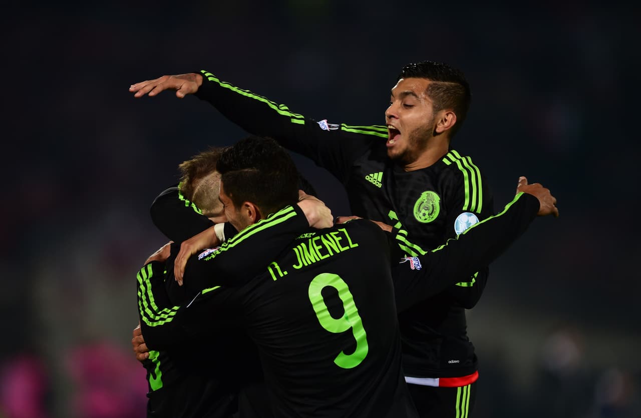 La selección mexicana silenciaba el estadio que casi en su totalidad apoyaba a la roja, en la cancha Chile vivía un mal momento del primer tiempo al no encontrar fútbol al frente.