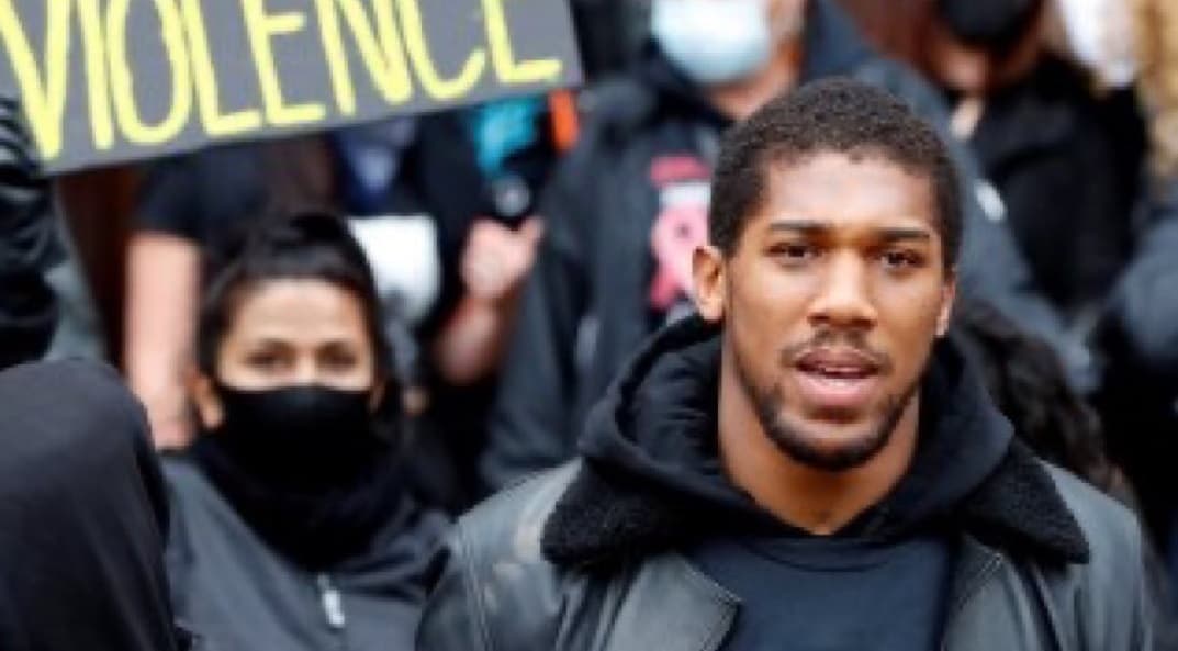 Anthony Joshua se une, lesionado, a las protestas en Reino Unido 