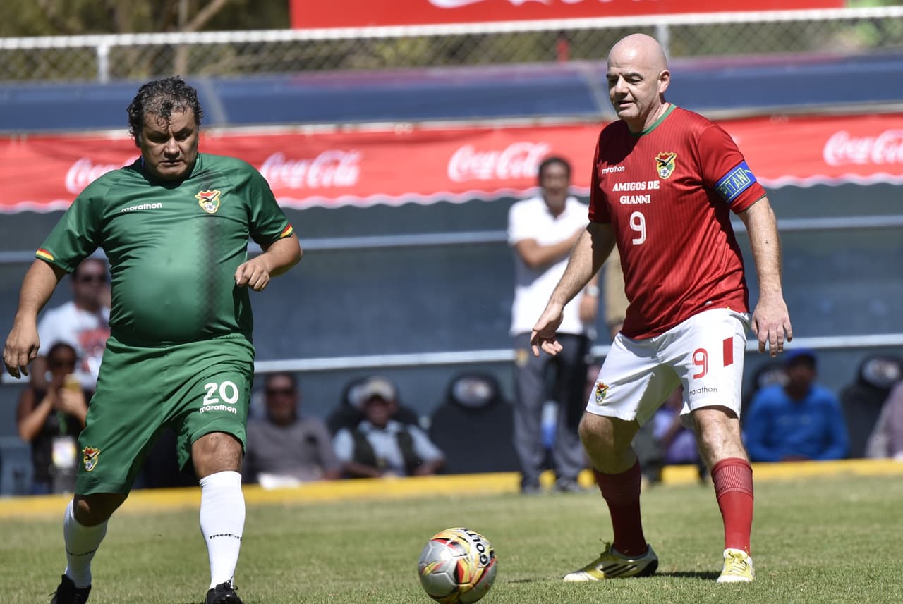 El presidente de la FIFA pelea un balón con Marco Echeverry.