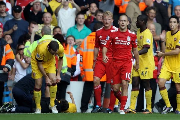 El volante Joe Cole tuvo un mal debut en Liga inglesa con los 'Reds' al ser expulsado.