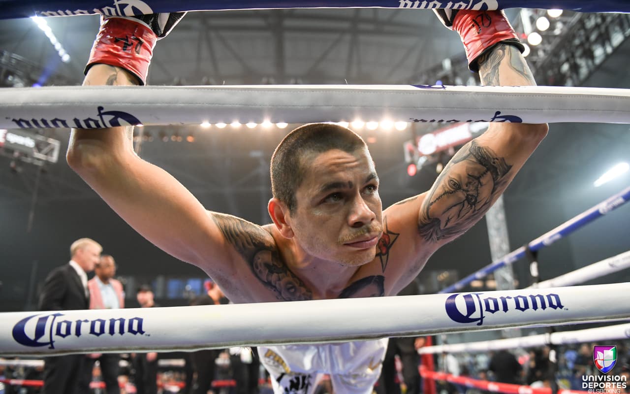 En la pelea coestelar de la noche, el campeonato supergallo de la Asociación Mundial de Boxeo (AMB), Daniel Roman le quitó el invicto al mexicano Moisés 'Chucky' Flores por amplia decisión unánime. Las tarjetas fueron de 116-112, 118-110 y 120-108 para el campeón.