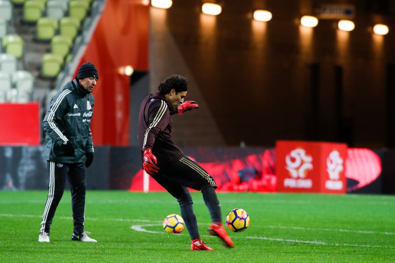 Incluso, 'Memo' Ochoa se animó a rematar a portería para probar su puntería.