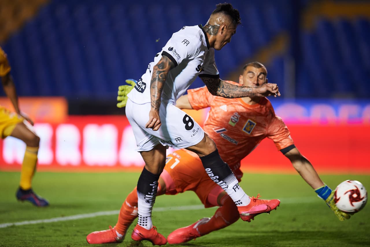 Con un control orientado, Darío Lezcano se quita a Nahuel y solo empuja el balón para abrir el marcador en el Volcán.