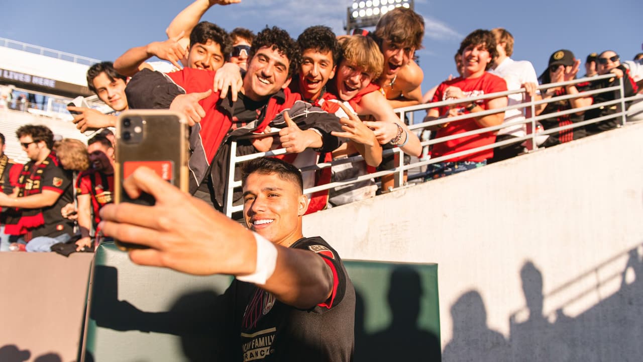 Selfies y autógrafos estuvieron a la orden del día después del partido.