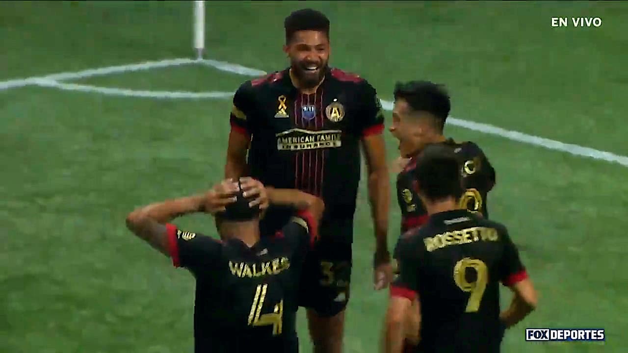 ¡De cabecita! George Campbell se cuela entre dos defensas y abre el marcador