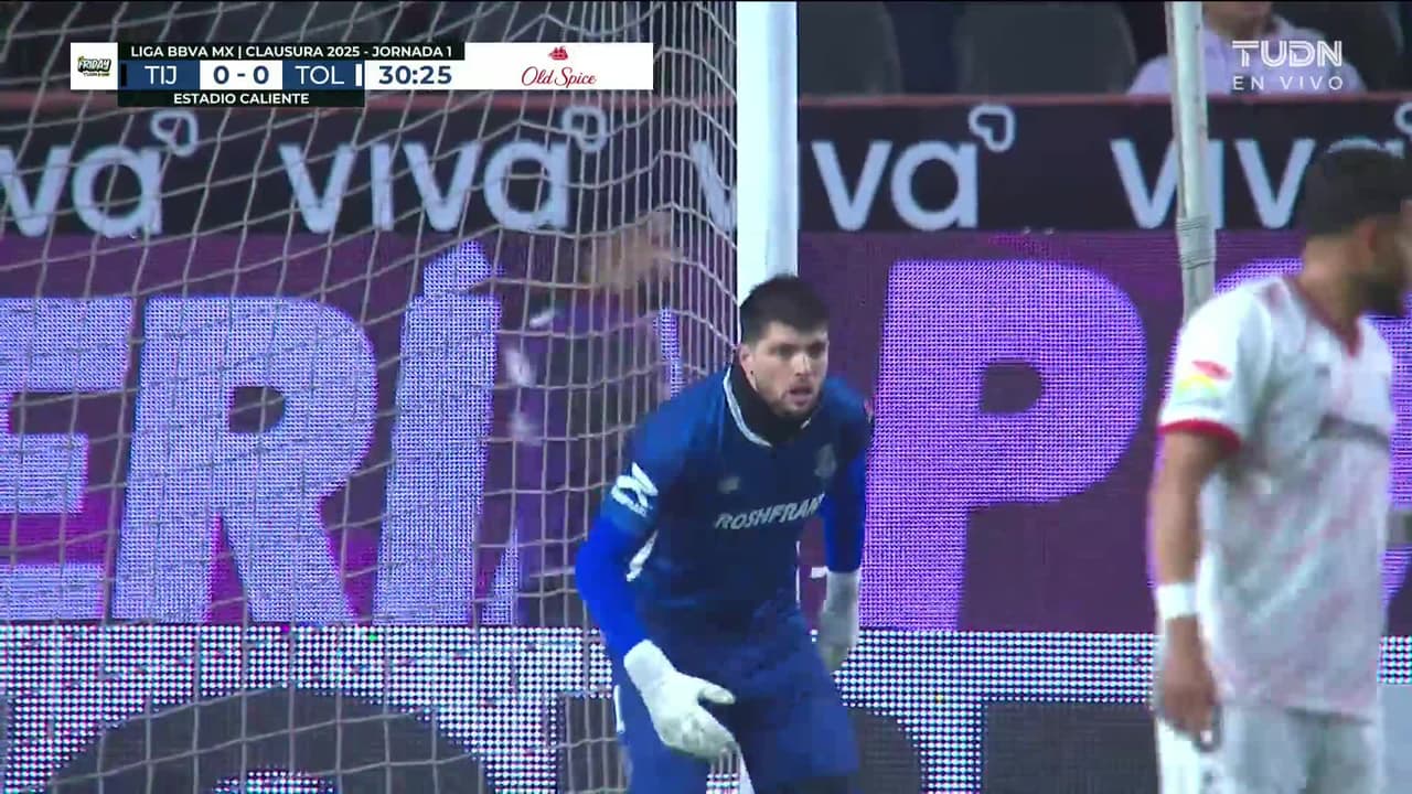 ¡TIRO ATAJADO! disparo por Efraín Álvarez.