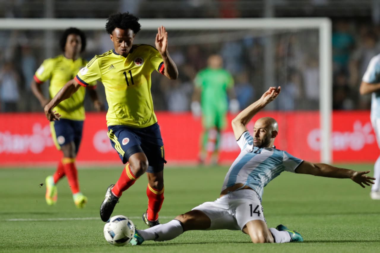Colombia busó reaccionar y para ello aprovechó el talento de Juan Guillermo Cuadrado que tuvo varios ataques por las bandas.