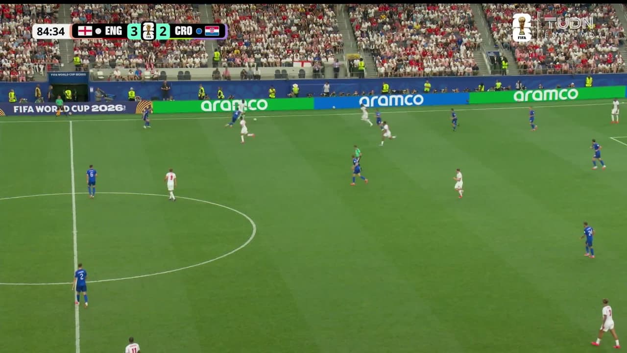 ¡GOL!  anota para Inglaterra. Marcus Rashford