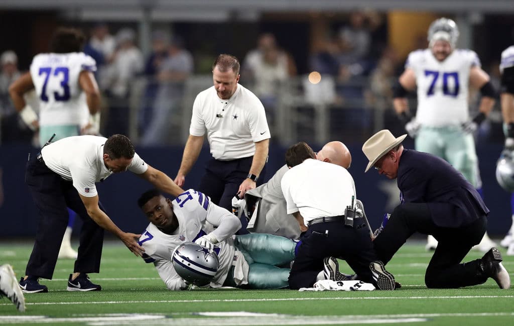 Allen Hurns durante la atención del equipo médico de los Dallas Cowboys.
