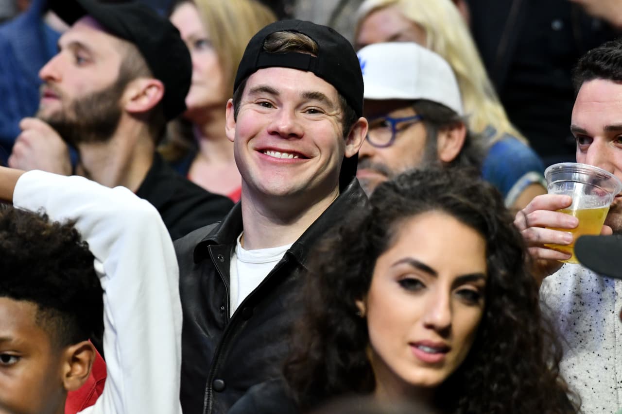 El triunfo de los Clippers en la noche del lunes, en Staples Center, contó con la presencia de varias celebridades entre las cuales se destacan Elgin Baylor (ex NBA), Ben Schwartz (actor), Billy Crystal (actor), Adam DeVine (actor), Chloe Bridges (actriz), P-Reala (rapero) y Floyd Mayweather Jrl (boxeador).