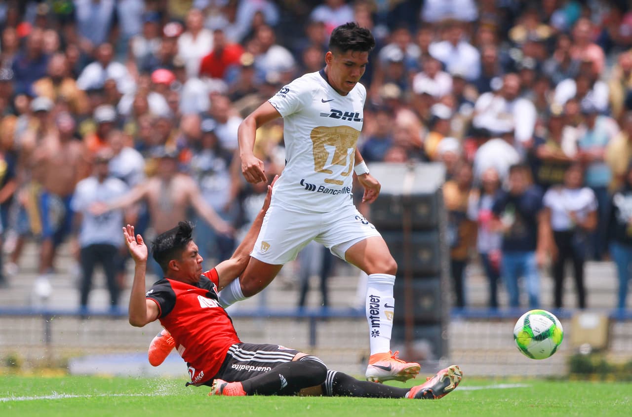 En la parte complementaria, los Universitarios fueron más y lo confirmaron con dos goles más para quedarse con el título.