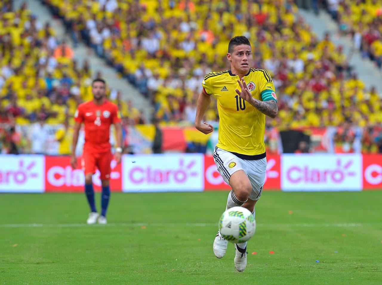 Colombia's midfielder James Rodriguez drives the ball during the 2018 FIFA World Cup qualifier football match against Chile in Barranquilla, Colombia, on November 10, 2016. / AFP / LUIS ROBAYO (Photo credit should read LUIS ROBAYO/AFP/Getty Images)
