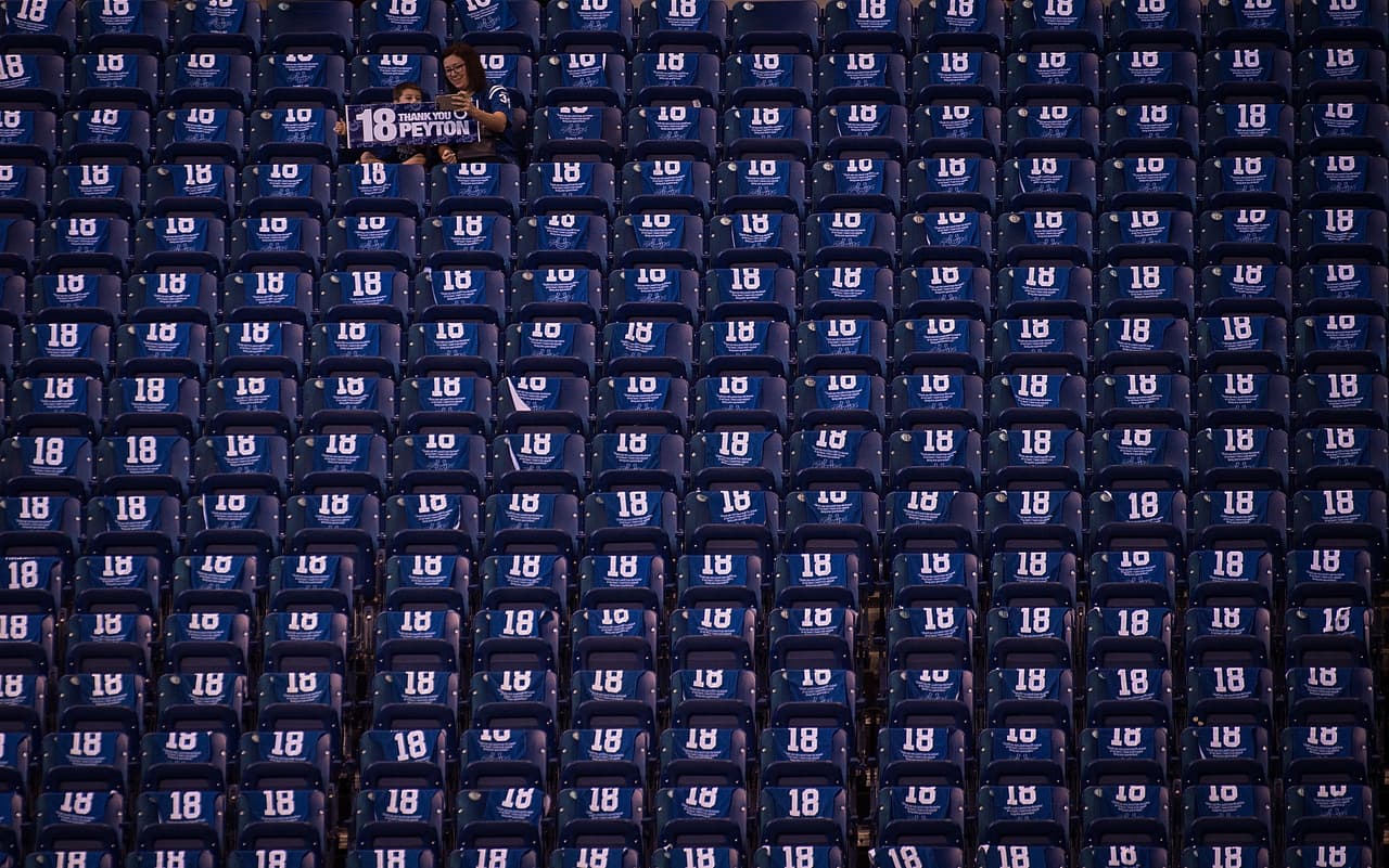 Las tribunas de Indianapolis Colts se vistieron del 18 de su ídolo Peyton Manning para rendirle un homenaje en el triunfo del equipo contra San Francisco 49ers.