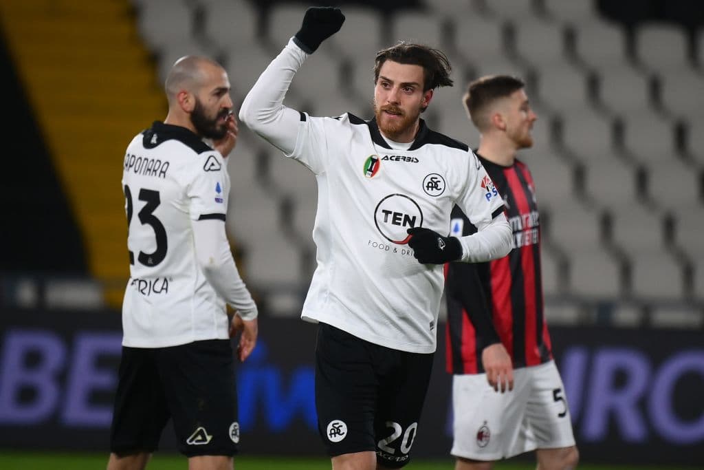 Giulio Maggiore (56’) y Simone Bastoni (67’) marcaron los tantos para despachar al Milan, quienes se quedaron con 49 unidades amenazados por el Inter (47). El siguiente compromiso para el cuadro de Pioli será ante Estrella Roja en la Europa League.