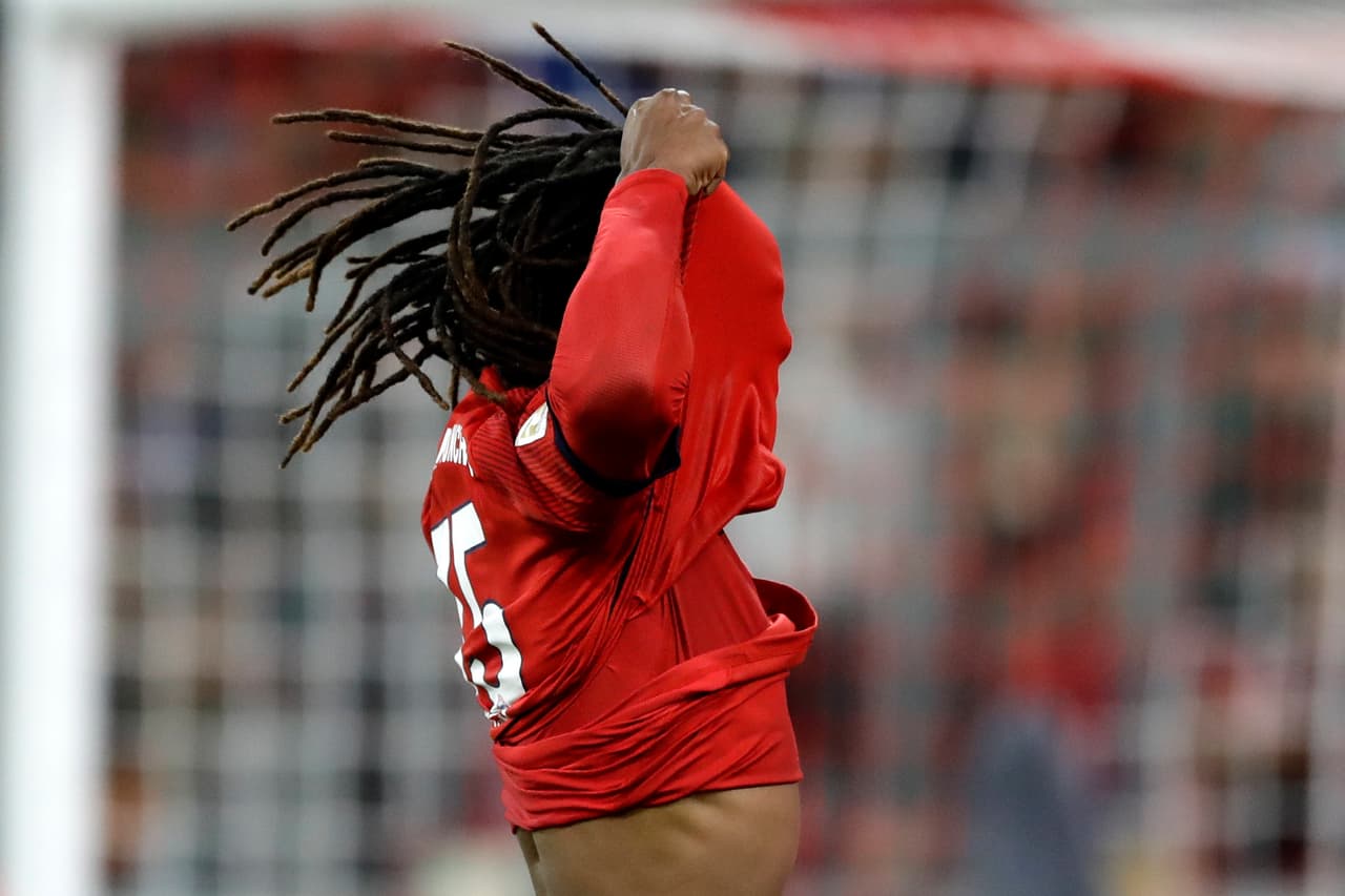 Bayern Munich pagó caras sus deficiencias con una igualdad en casa contra el Augsburg que le corta su racha ganadora en esta Budensliga, donde sigue arriba por dos puntos más que el segundo.