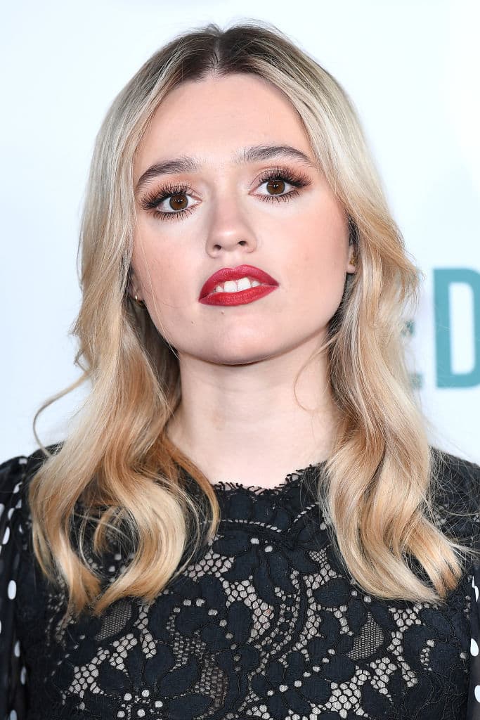 Esto se debe al embarazo inesperado de Jean y la complicada relación que tiene con su exesposo y su hijo.
<br>