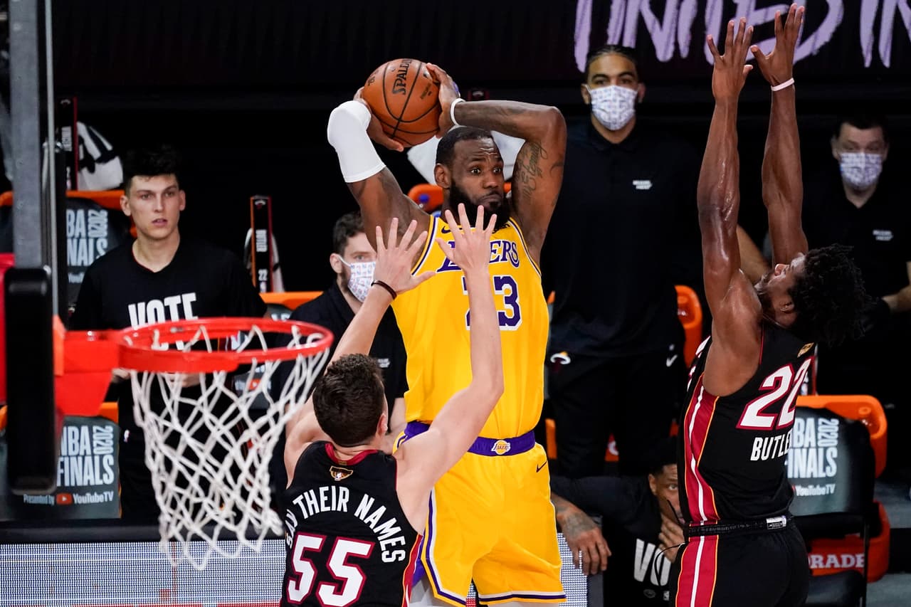 LeBron James comanda los victoria de los Lakers 102-96 sobre el Miami Heat y buscarán coronarse como campeones el próximo viernes 9 de noviembre.