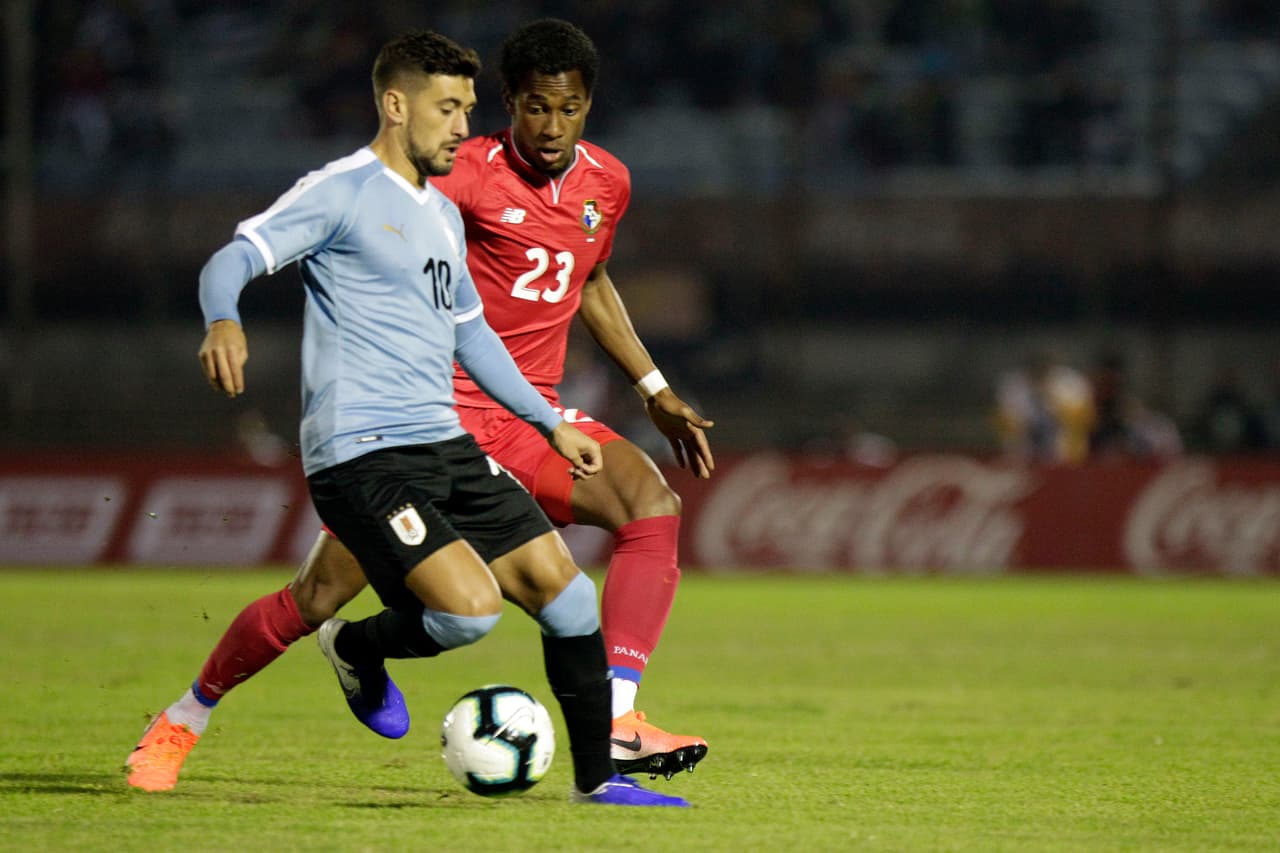El partido comenzó de buena forma y ambas selecciones luchaban por la posesión del balón.