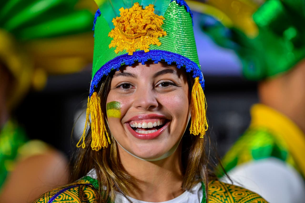 Con mucha alegría y colorido se alistan los participantes de la ceremonia inaugural de la Copa América este viernes en el Estadio Morumbí de San Pablo, Brasil.