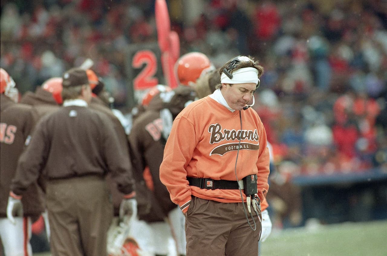 <b>La primera oportunidad como head coach (1991-1995)</b>
<br>Cleveland Browns fue el primer equipo de la NFL en brindarle una oportunidad para hacerse cargo del equipo como head coach, pero no fue su mejor época. Incluso, necesitaba un cambio en cuanto a la imagen que se había generado sobre él.
