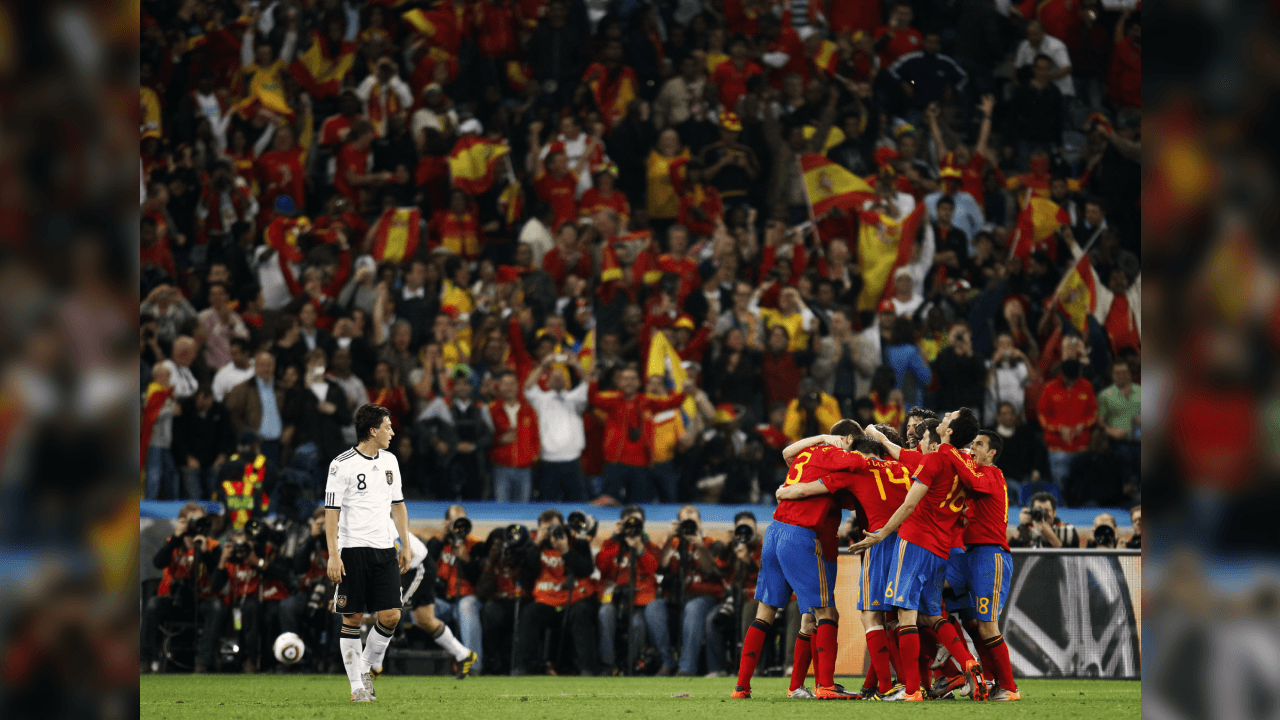 ¡Así se vivió a secuencia del gol de Puyol con la fórmula de los exjugadores del Barcelona! El defensor se elevó en una jugada prefabricada de tiro de esquina y con un testarazo puso el 1-0 al 72'.