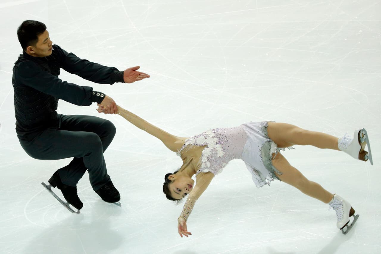 La presencia escénica y la capacidad física de las patinadoras es clave durante los ejercicios en pareja. Es allí donde la exigencia se hace mayor para lograr que con la fuerza y coordinación con sus compañeros se logren presentaciones espectaculares.