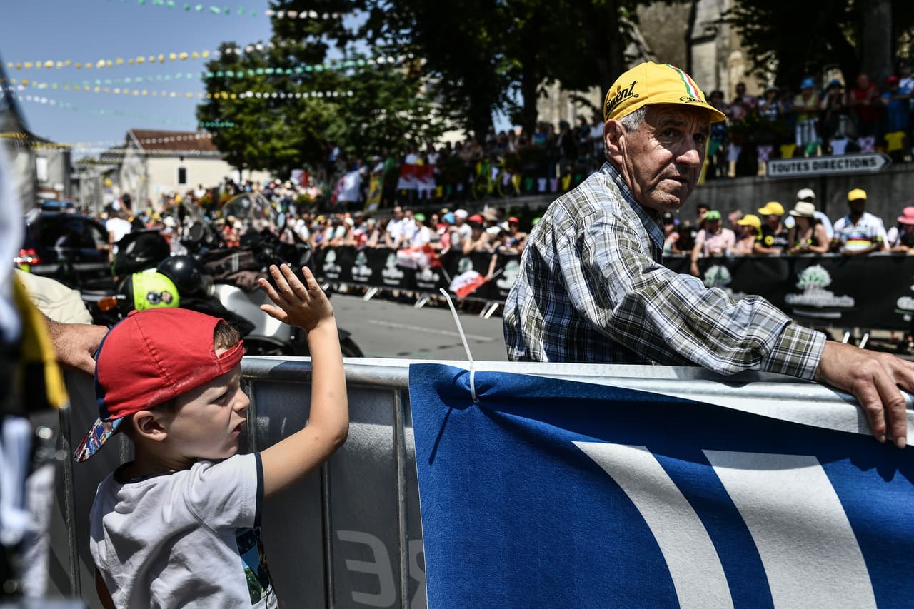 Uno de los sellos que tiene esta competencia es que la edad no es un límite para apasionarse con el paso de los ciclistas y esto se da a lo largo y ancho del territorio francés.