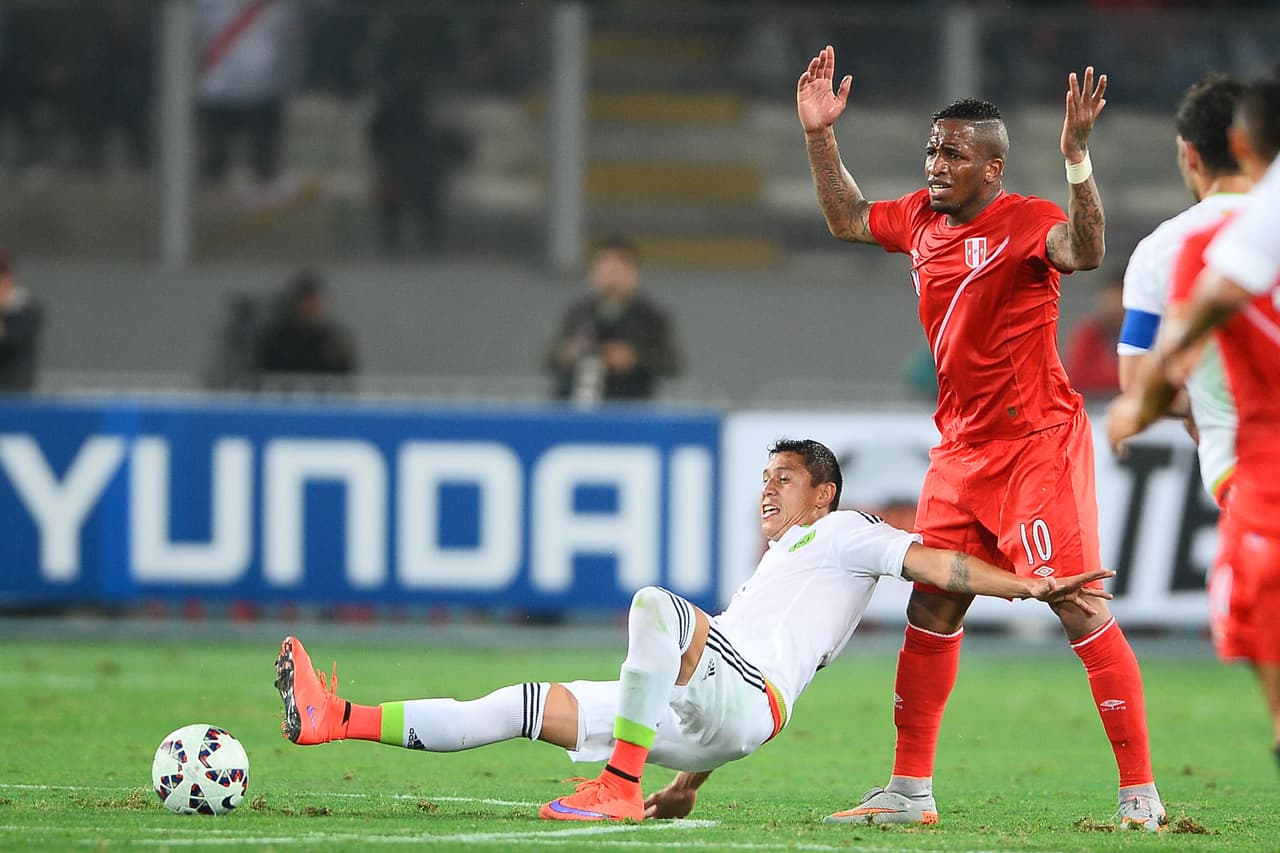 Cata Domínguez, CALIFICACIÓN 6: No fue uno de sus mejores partidos, el defensor perdió balones cuando quería salir jugando, uno de esos balones terminó en el gol peruano.