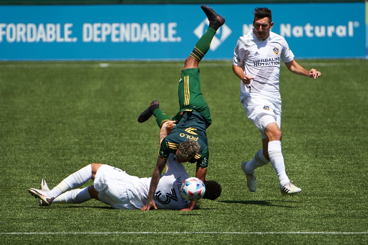 El partido estuvo claramente influenciado por la expulsión de Derrick Williams, que cometió esta dura falta en contra de Andy Polo.
<br>