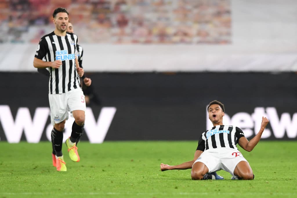 De último minuto empata Newcastle ante el Wolverhampton en el Estadio Molineaux. El mexicano Raúl Jiménez anotó el primer gol del encuentro, pero fue al minuto 88 cuando Jacob Murtphy le da el gol del empate a los 'Magpies' en la quinta jornada de la Premier League.