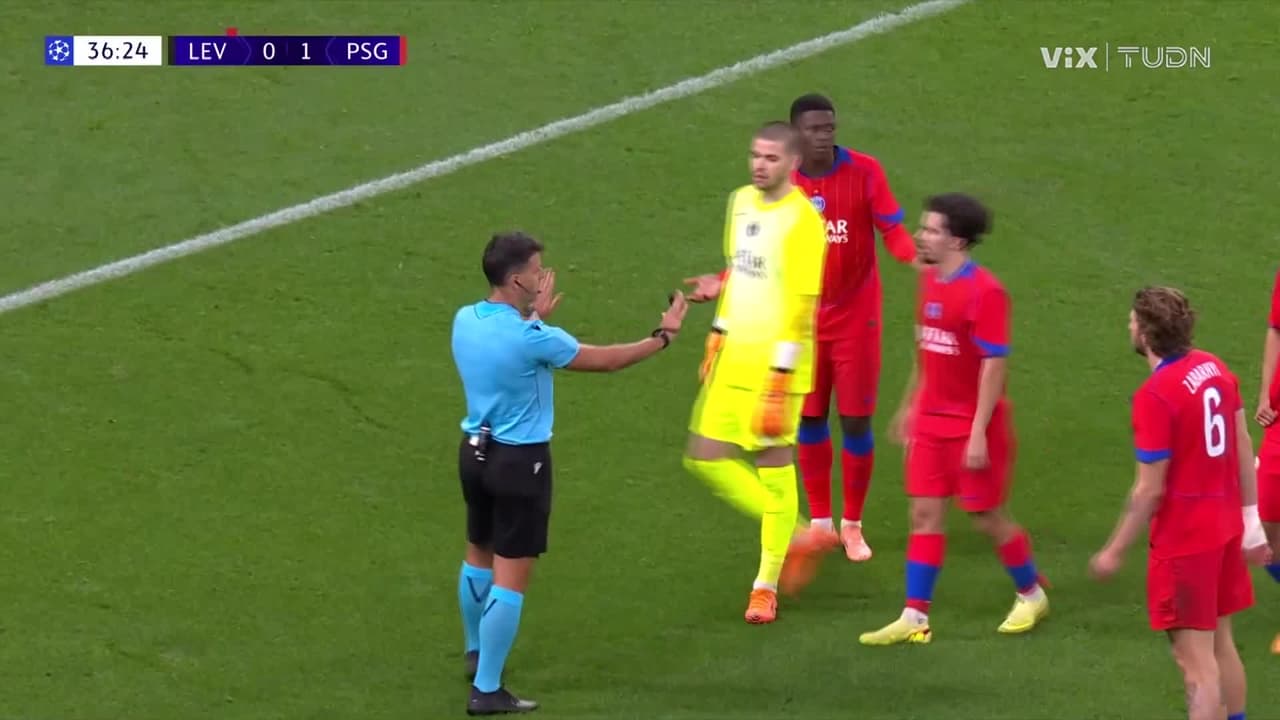 ¡TODO MAL! Penal, expulsión y gol del Leverkusen