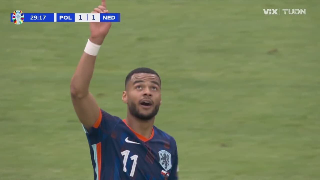 ¡Cae el empate! Gakpo dispara y con suerte marca el 1-1 de Países Bajos