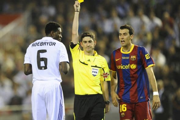 Adebayor se ganó una amonestación bastante ilógica.