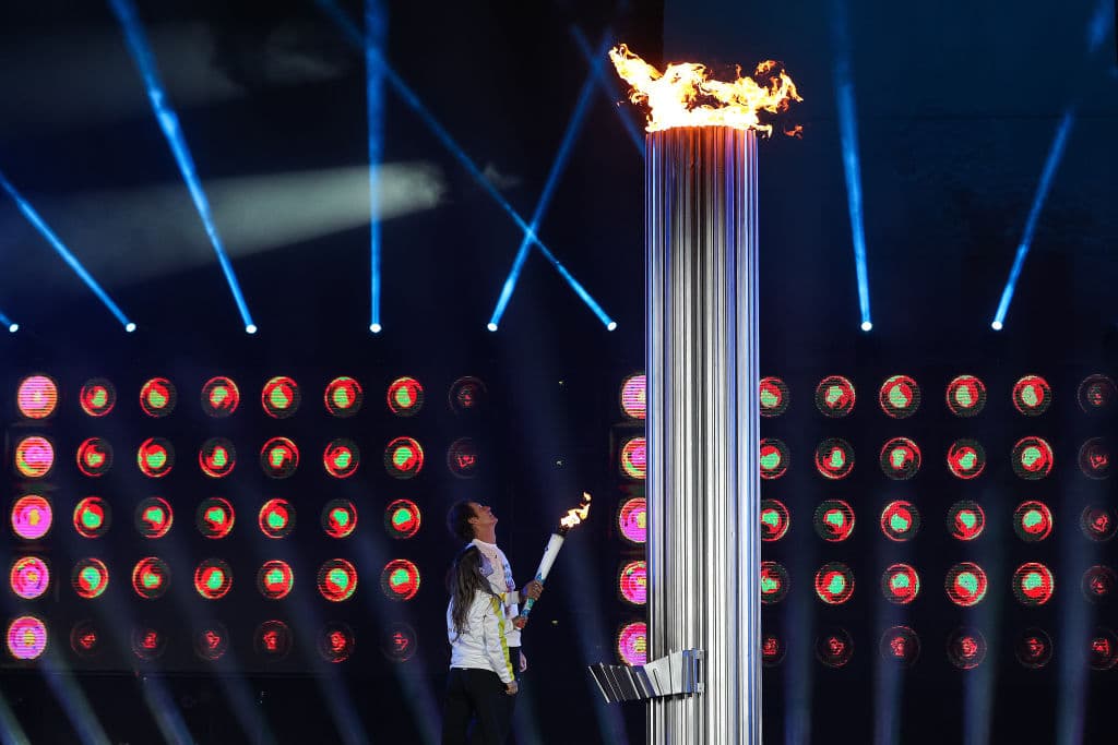 La llama olímpica, encendida en plena calle como nunca había ocurrido en unos Juegos Olímpicos.