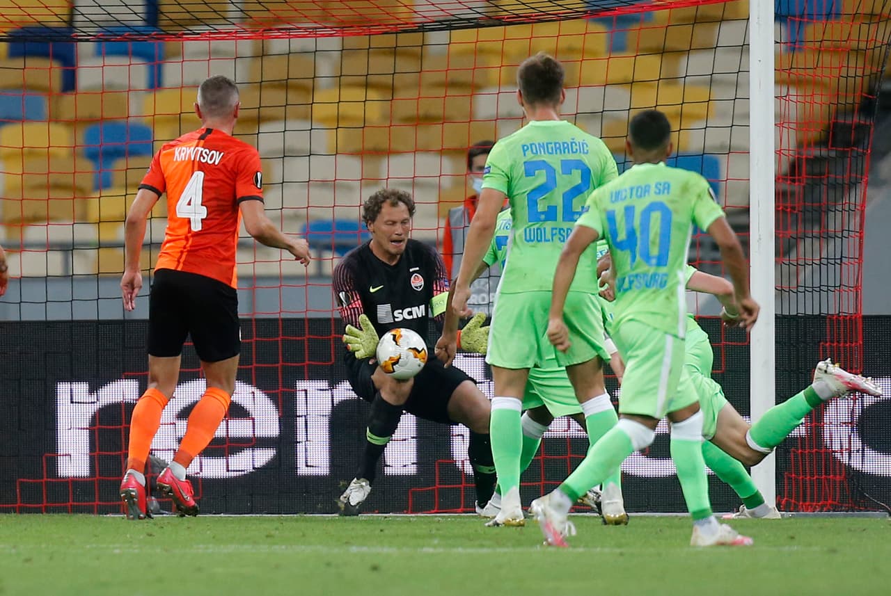 Luego de revisar la jugada, expulsaron a Khocholava (67’) por la falta y el penal se convertía en tiro libre.