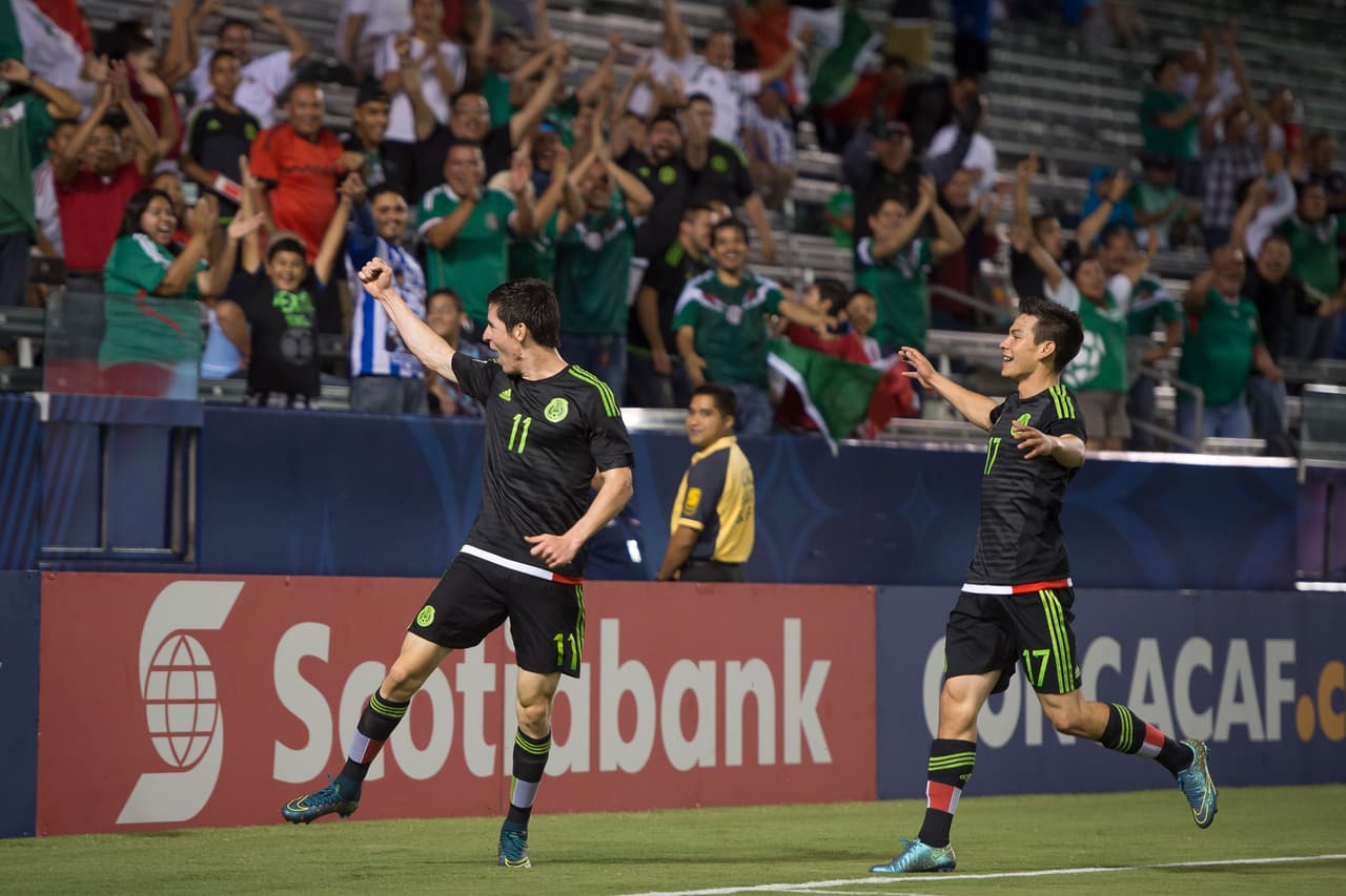 Marco Bueno festeja uno de los goles de México.