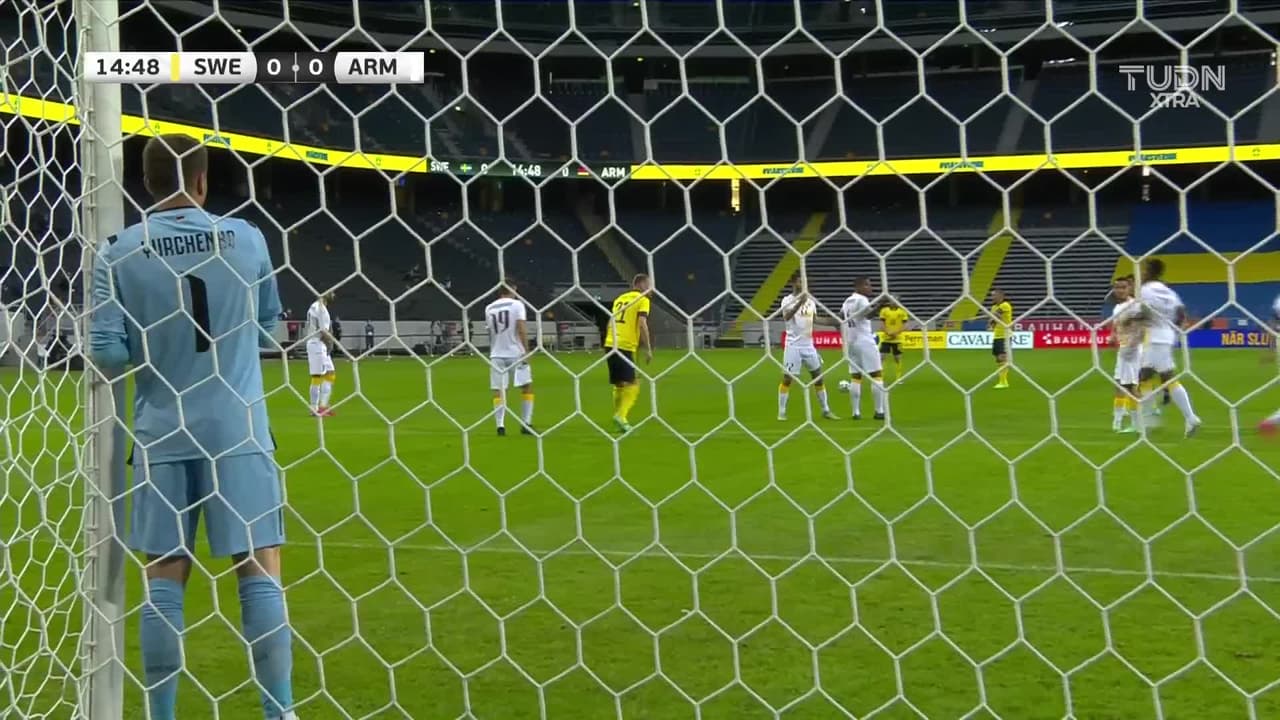 ¡Vaya error del portero! Forsberg marcá el 1-0 sobre Armenia