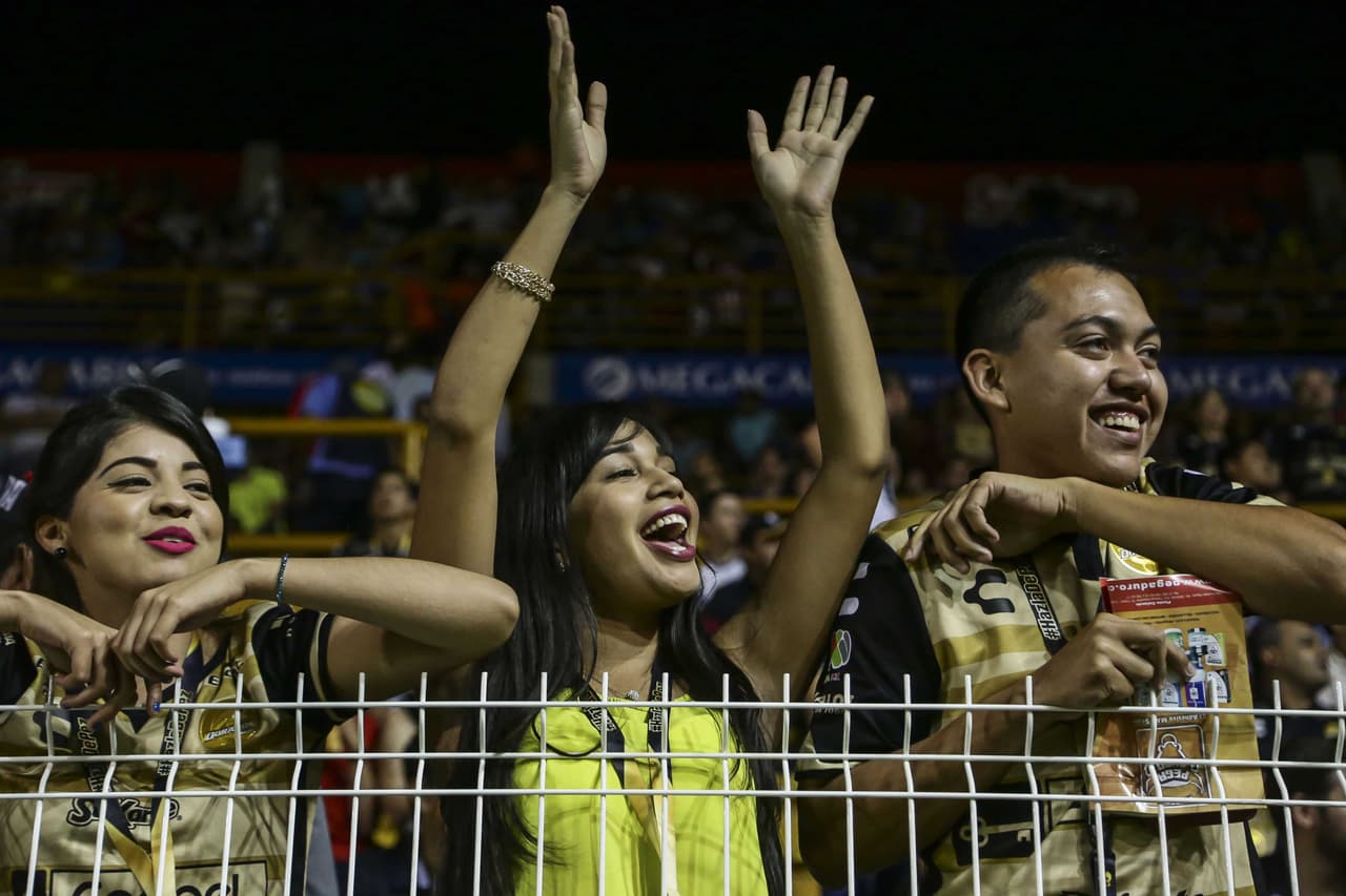 El colorido de la afición en la Jornada 8