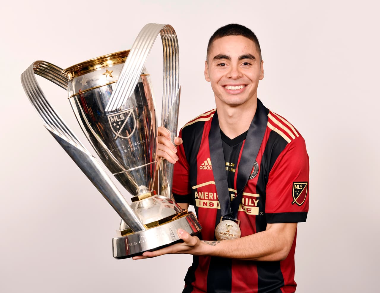 Miguel Almirón, con la MLS Cup obtenida en 2018 por Atlanta United FC.